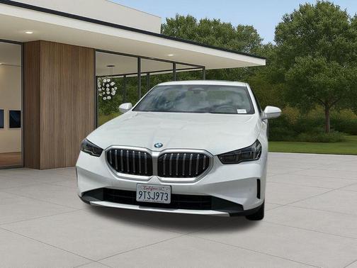 Mineral White Metallic 2026 BMW 530 i
