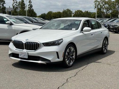 Mineral White Metallic 2026 BMW 530 i