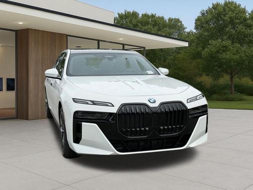 Alpine White 2025 BMW 760 760i xDrive