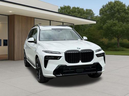 Mineral White Metallic 2026 BMW X7 xDrive40i