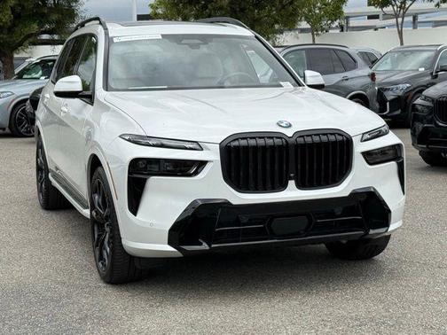Mineral White Metallic 2026 BMW X7 xDrive40i
