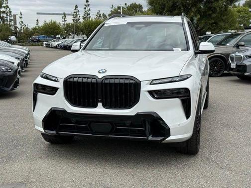 Mineral White Metallic 2026 BMW X7 xDrive40i