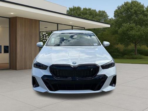Mineral White Metallic 2026 BMW i5 eDrive40