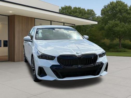 Mineral White Metallic 2026 BMW i5 eDrive40