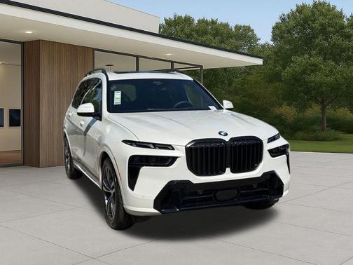 Mineral White Metallic 2026 BMW X7 xDrive40i