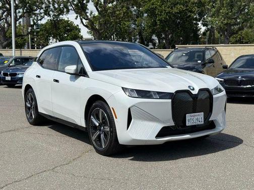 Mineral White Metallic 2026 BMW iX xDrive60