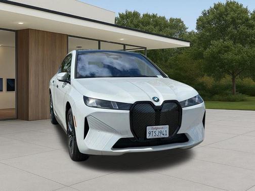 Mineral White Metallic 2026 BMW iX xDrive60