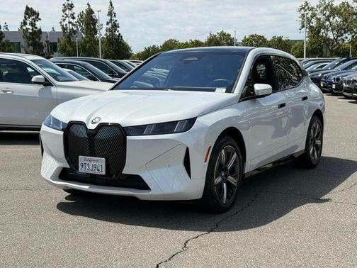 Mineral White Metallic 2026 BMW iX xDrive60