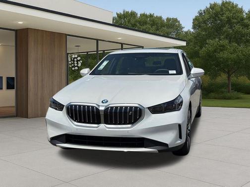Mineral White Metallic 2026 BMW i5 eDrive40