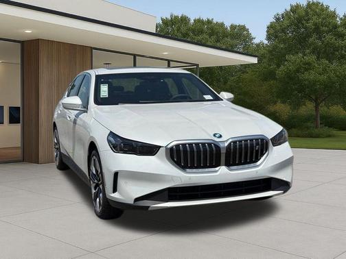 Mineral White Metallic 2026 BMW i5 eDrive40