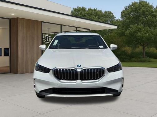 Mineral White Metallic 2026 BMW i5 eDrive40