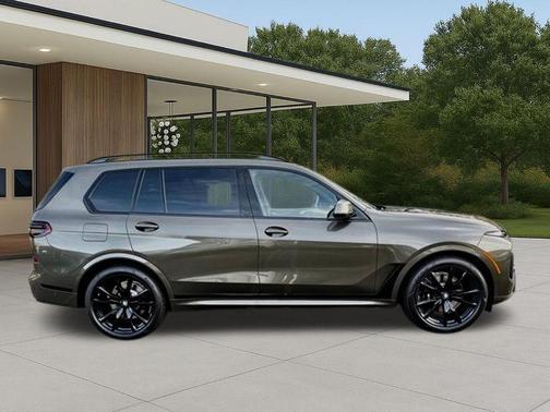 Manhattan Green Metallic 2026 BMW X7 xDrive40i