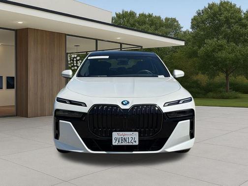 Mineral White Metallic 2026 BMW 750e xDrive