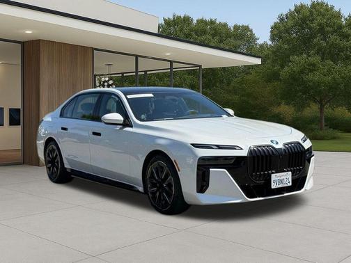 Mineral White Metallic 2026 BMW 750e xDrive