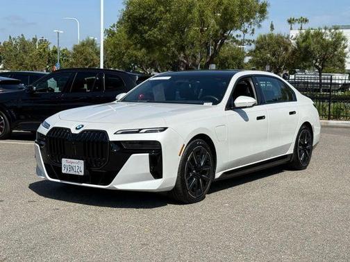 Mineral White Metallic 2026 BMW 750e xDrive