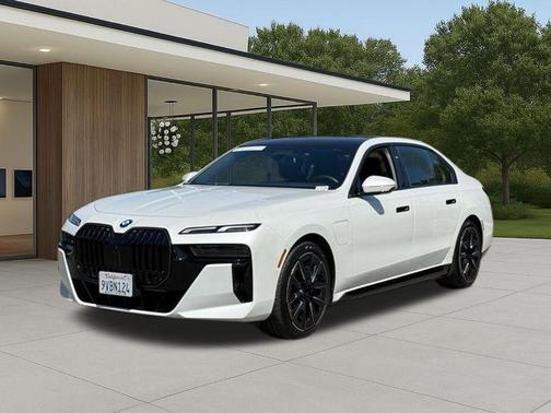 Mineral White Metallic 2026 BMW 750e xDrive