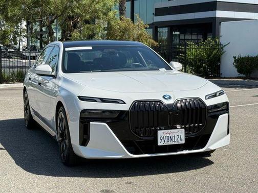 Mineral White Metallic 2026 BMW 750e xDrive