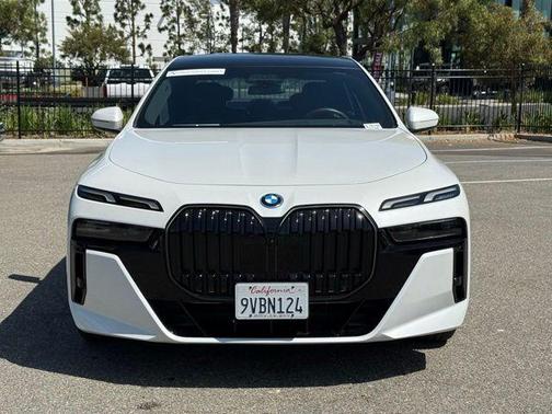 Mineral White Metallic 2026 BMW 750e xDrive