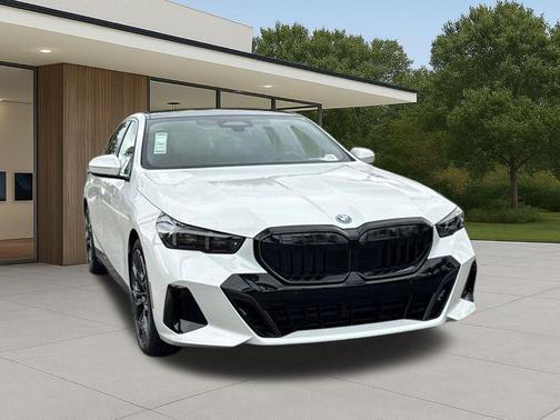 Mineral White Metallic 2027 BMW 550e 550E XDRIVE