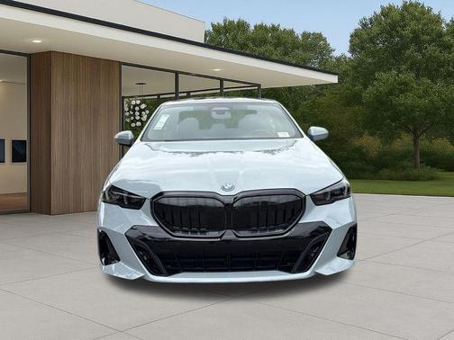 Gray Metallic 2027 BMW 550e 550E XDRIVE