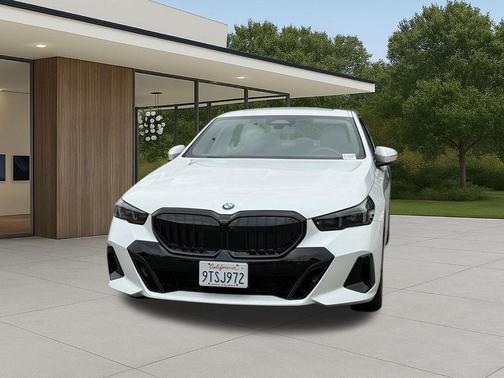 Mineral White Metallic 2026 BMW 530 i xDrive