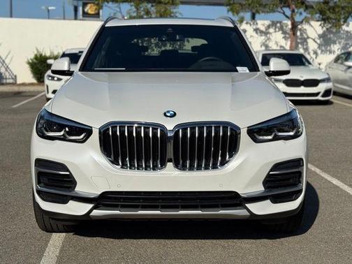 Mineral White Metallic 2023 BMW X5 sDrive40i