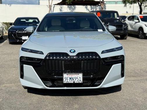 Brooklyn Gray Metallic 2023 BMW i7 xDrive60