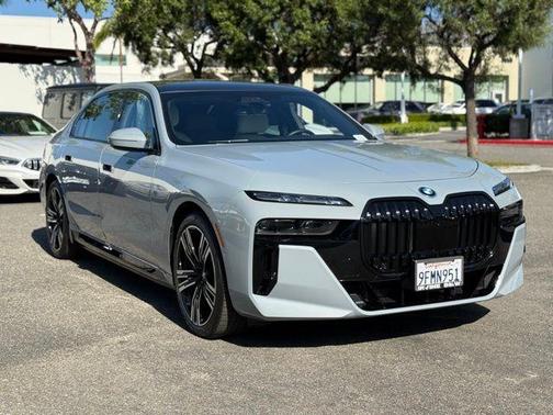 Brooklyn Gray Metallic 2023 BMW i7 xDrive60
