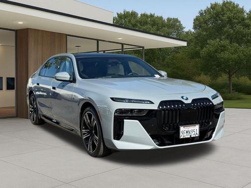 Brooklyn Gray Metallic 2023 BMW i7 xDrive60