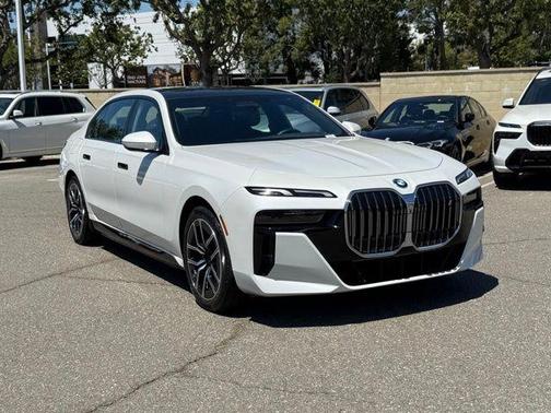 Mineral White Metallic 2023 BMW i7 xDrive60