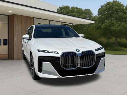 Mineral White Metallic 2023 BMW i7 xDrive60