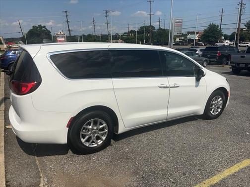 2022 Chrysler Voyager LX
