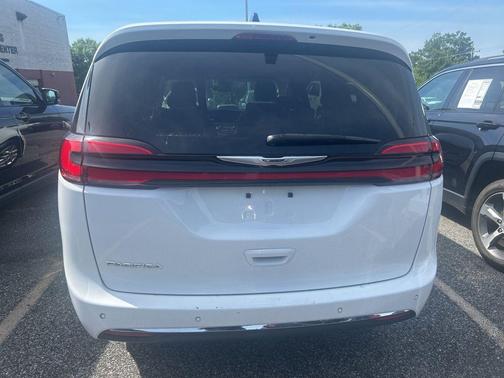 Bright White Clearcoat 2024 Chrysler Pacifica Touring L