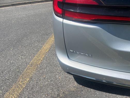 Silver Mist Clearcoat 2024 Chrysler Pacifica Touring L