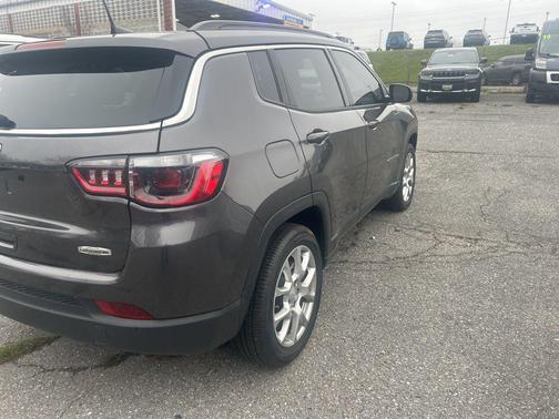 Granite Crystal Metallic Clearcoat 2023 Jeep Compass Latitude Lux