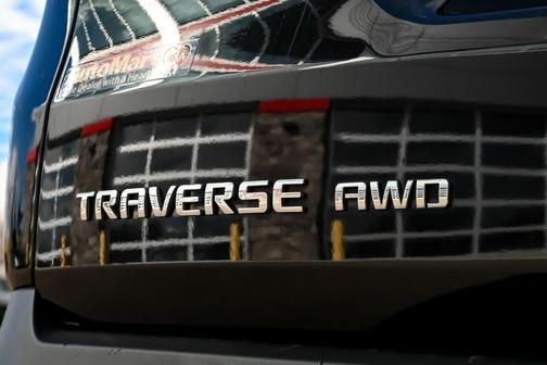 Mosaic Black Metallic 2022 Chevrolet Traverse LT Leather