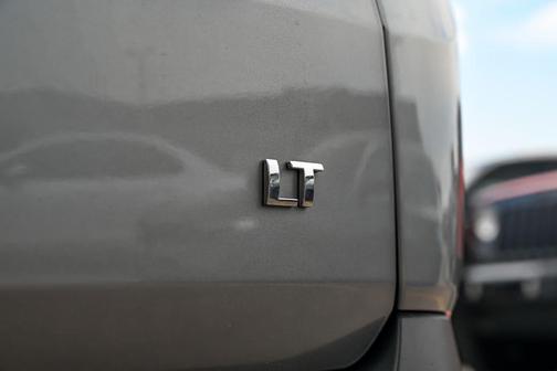 Sterling Gray Metallic 2023 Chevrolet Traverse LT Leather
