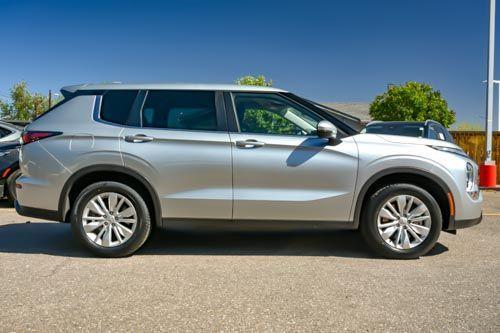 Silver 2025 Mitsubishi Outlander ES