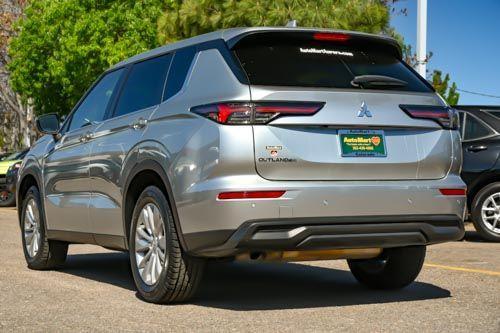 Silver 2025 Mitsubishi Outlander ES