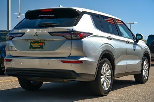 Silver 2025 Mitsubishi Outlander ES