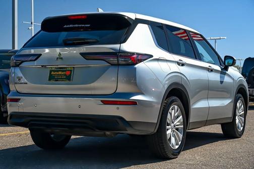 Silver 2025 Mitsubishi Outlander ES