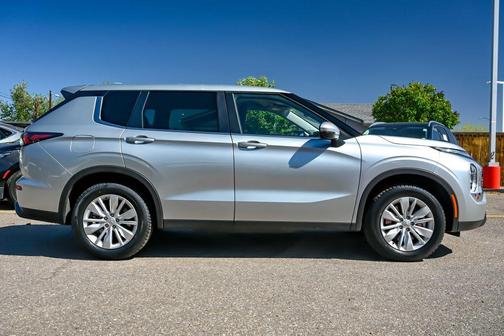 Silver 2025 Mitsubishi Outlander ES
