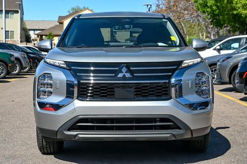 Silver 2025 Mitsubishi Outlander ES
