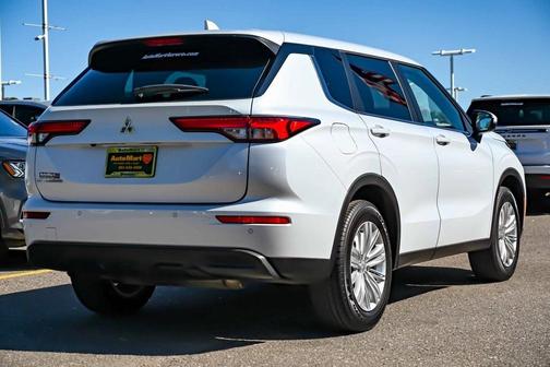 2024 Mitsubishi Outlander ES