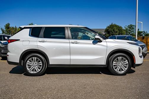 2024 Mitsubishi Outlander ES