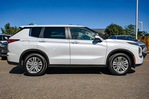 2024 Mitsubishi Outlander ES