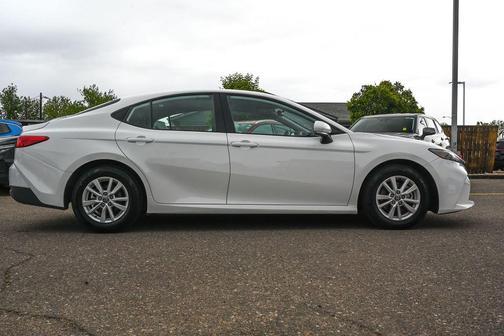 Ice 2025 Toyota Camry LE