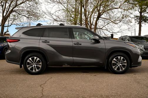 Magnetic Gray Metallic 2022 Toyota Highlander Hybrid XLE