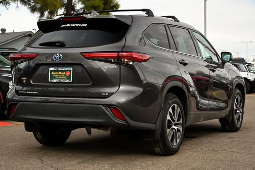 Magnetic Gray Metallic 2022 Toyota Highlander Hybrid XLE