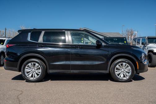 2025 Mitsubishi Outlander ES